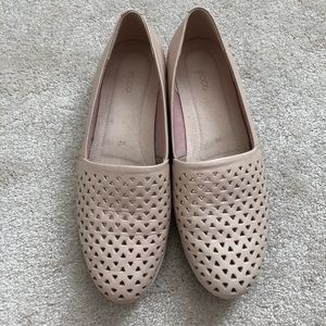 Ecco flats.